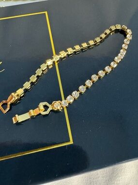 San Tropez Collezioni Crystal Tennis Bracelet Gold Tone 7.75” Classic Sparkle